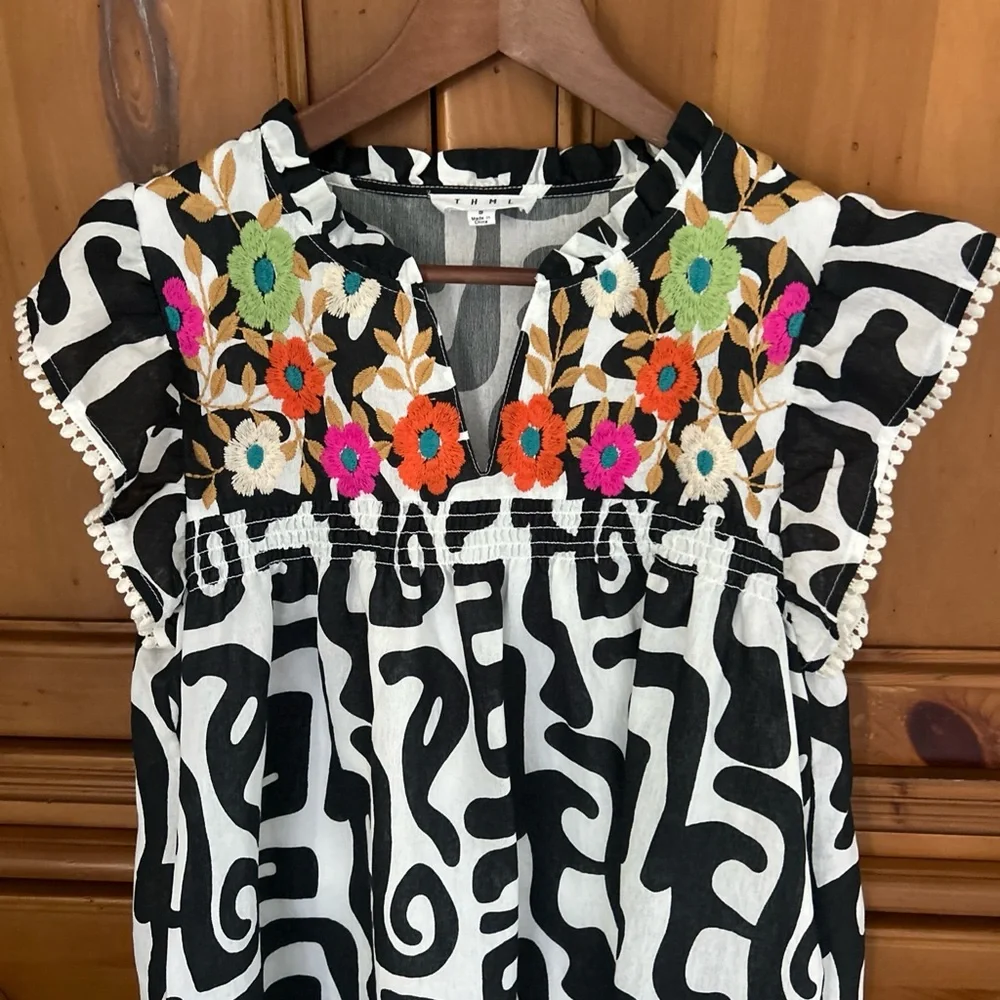 THML Black White Abstract FLORAL Embroidered FLUTTER SLEEVE Mini DRESS Sz S Boho - Picture 2 of 6